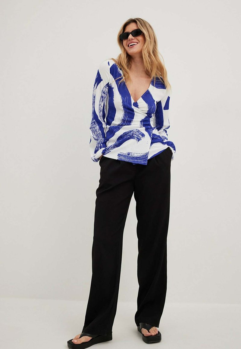 NA-KD STRUKTURIERTES - Bluse - Abstract Print