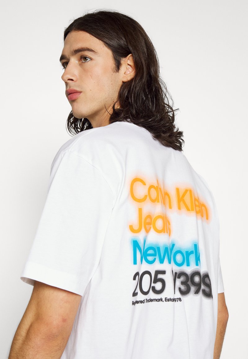 Calvin Klein Jeans BLURRED COLORED ADDRESS TEE - T-Shirt Print - Bright White