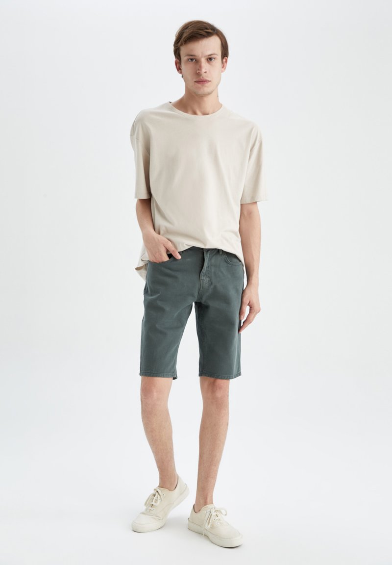 DeFacto REGULAR FIT - Jeans Shorts - Green