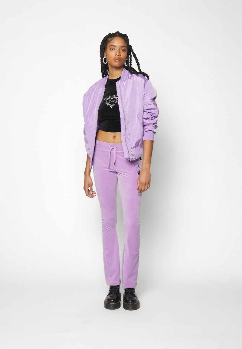 Juicy Couture CLASSIC TRACKPANT WITH CHERRY BRANDING - Jogginghose - Sheer Lilac