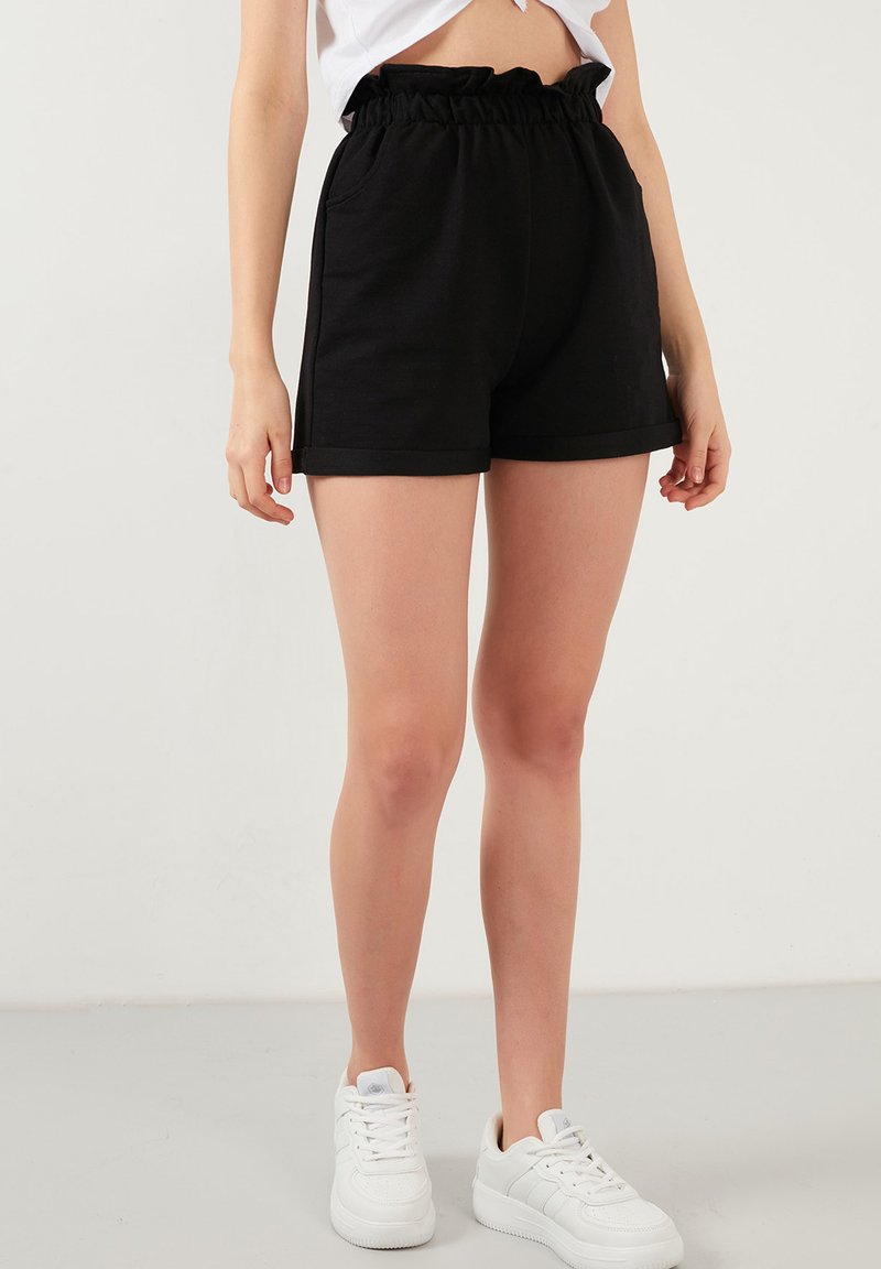 LELA SLIM FIT - Shorts - Black