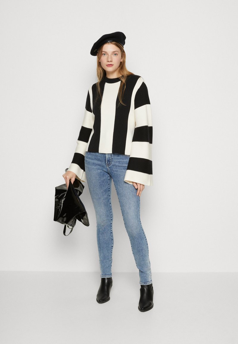 NA-KD STRIPED DETAIL - Strickpullover - Black/off White