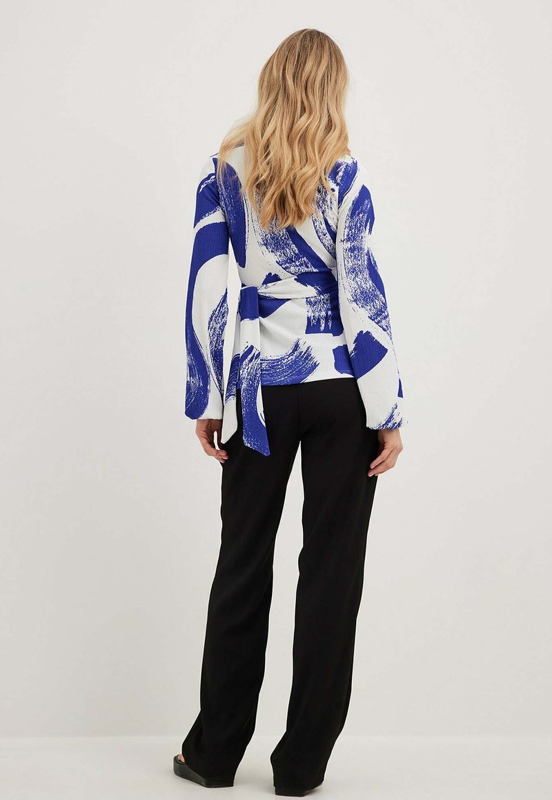 NA-KD STRUKTURIERTES - Bluse - Abstract Print