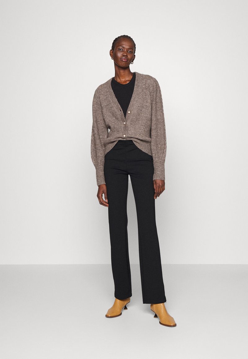 Bruuns Bazaar LUCILLA LYA PANTS - Stoffhose - Black