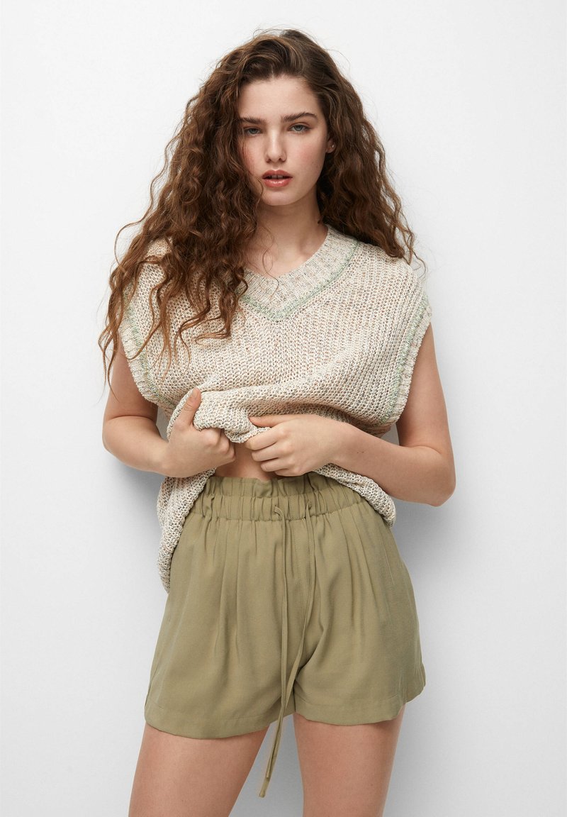 PULL & BEAR BASIC BERMUDA - Shorts - Khaki