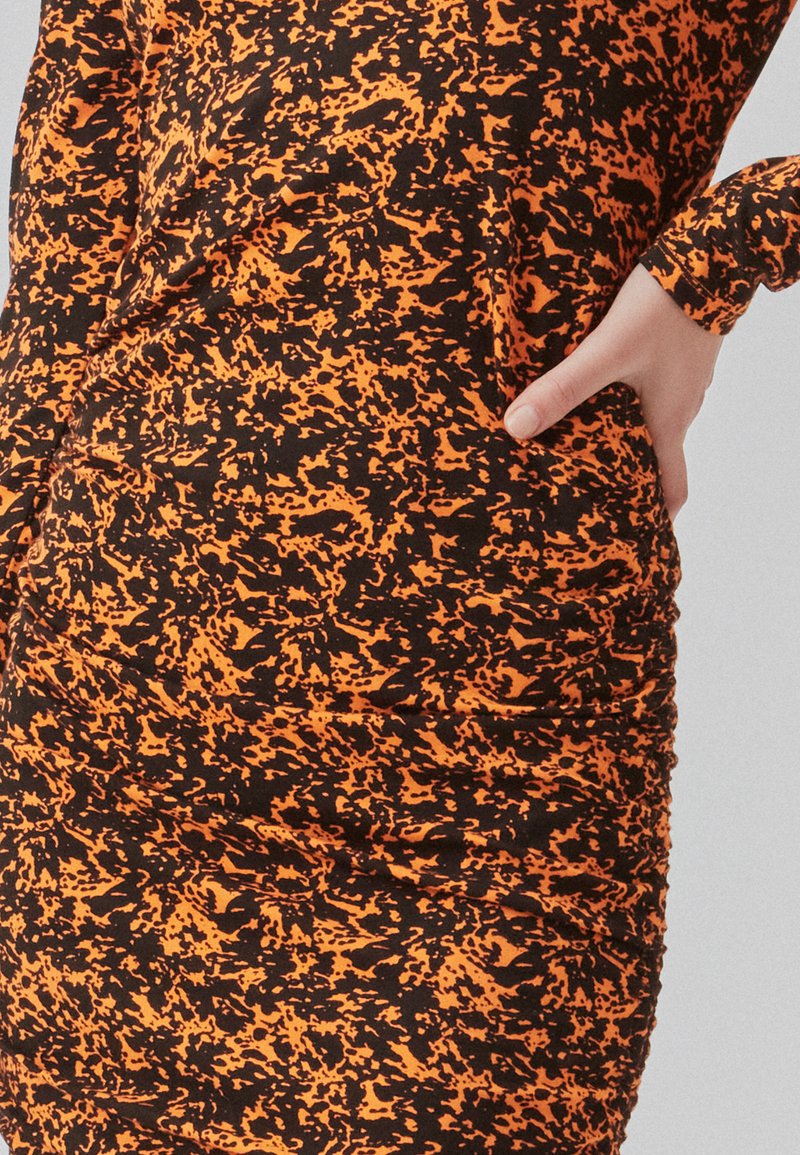 CURTIS PRINT DRESS - Jerseykleid - Vibrant Orange Splash