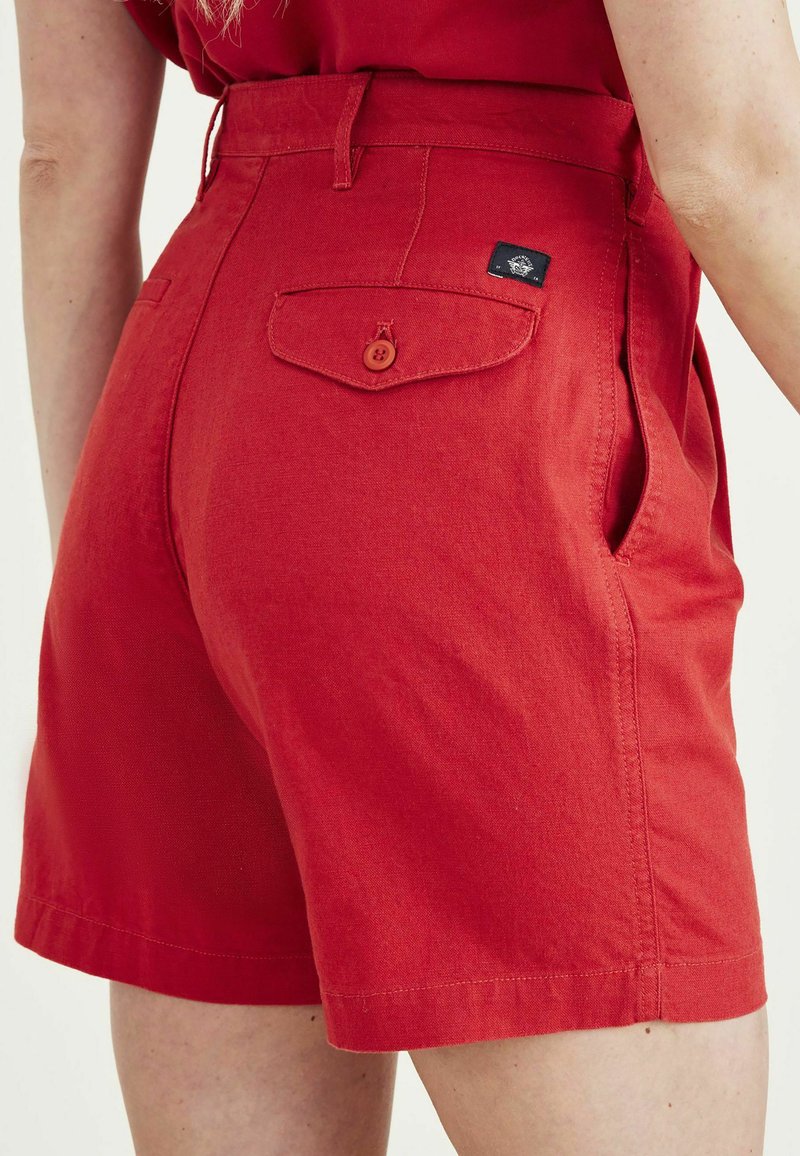 Dockers PLEATED ORIGINAL - Shorts - Cherry Bomb Red