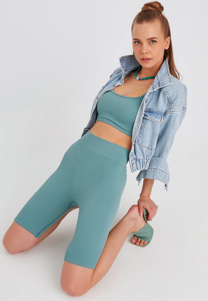  SEAMLESS FITNESS - Shorts - Grün