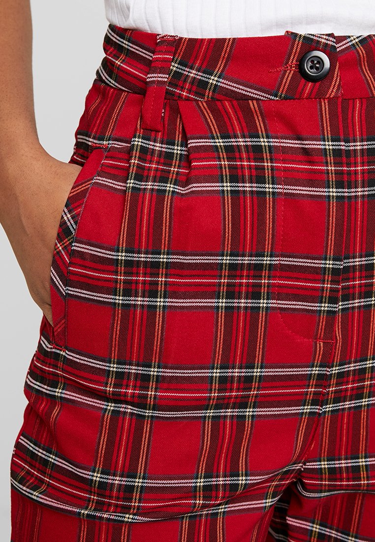 URBAN CLASSICS LADIES HIGHWAIST CHECKER CROPPED PANTS - Stoffhose - Red/black
