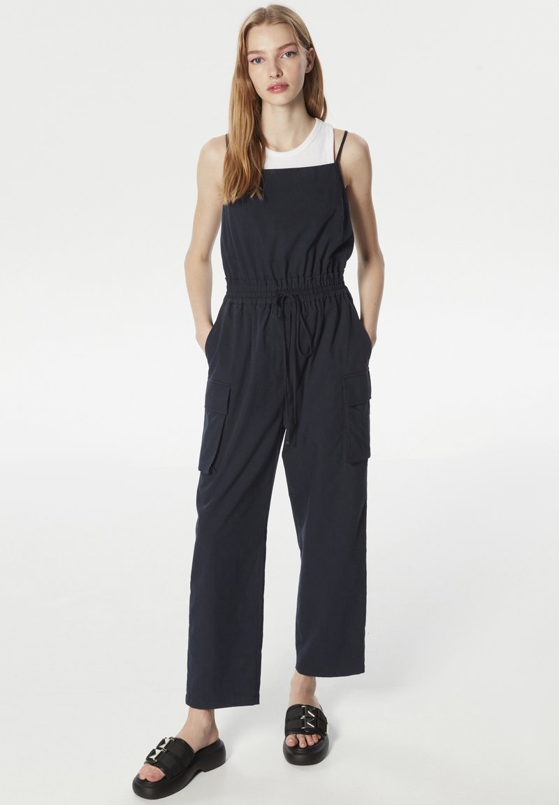 Twist RELAXED FIT ELASTIC WAIST JUMPSUIT WITH CARGO POCKETS - Jumpsuit - Navy