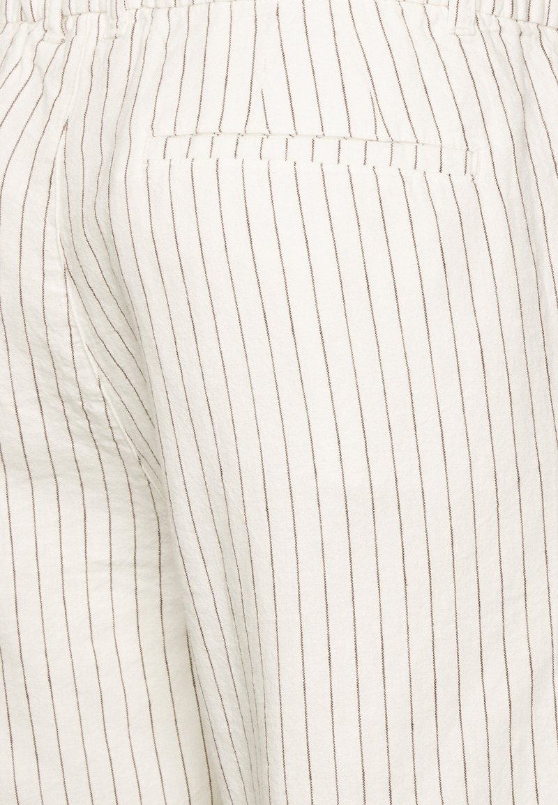 Pier One LINEN BLEND DRAWCORD SHORTS - Shorts - Off-white