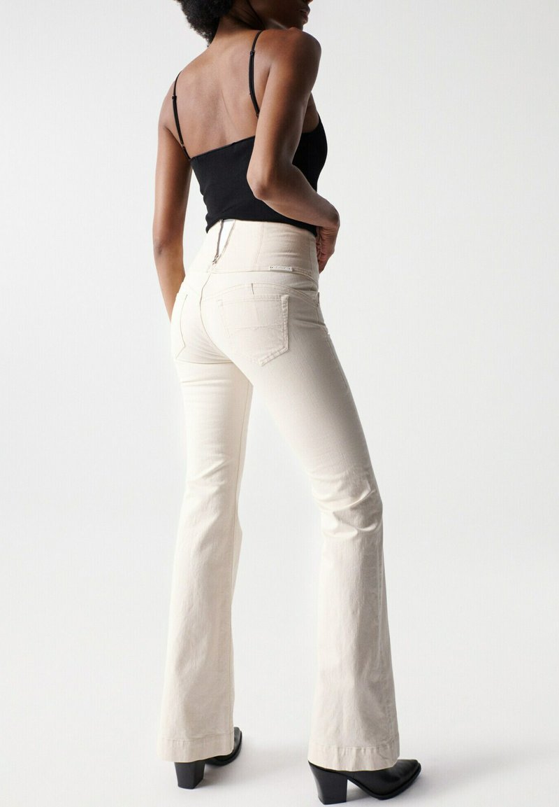  DIVA SLIMMING FLARE - Jeans Bootcut - Perle_010