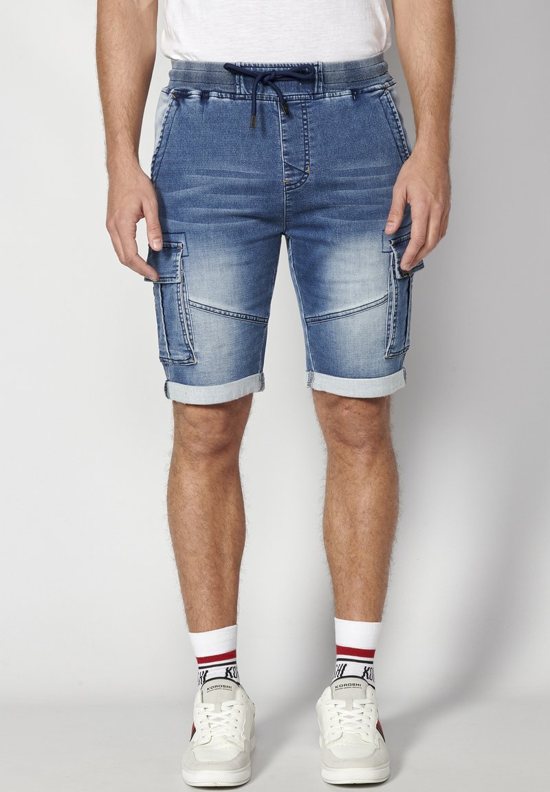Koroshi BERMUDA JOGGER - Jeans Shorts - Azul Med Medium Blue