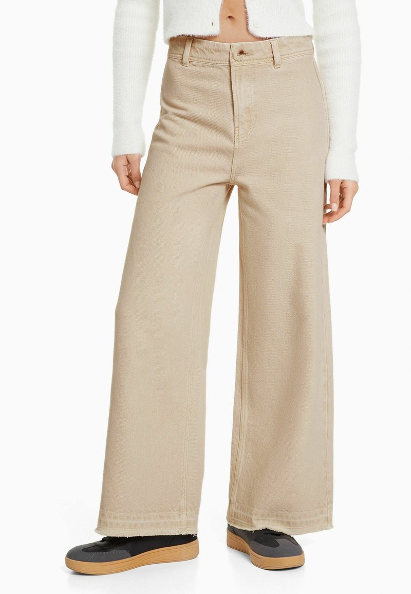 BERSHKA CULOTTES - Flared Jeans - Sand