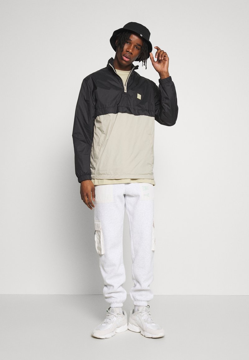 URBAN CLASSICS STAND UP COLLAR PULL OVER - Windbreaker - Black/concrete