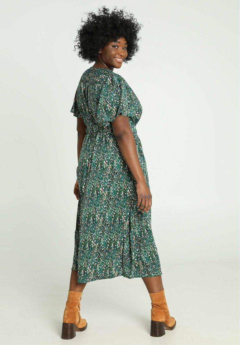  LONGUE MC CACHE COEUR CEINTURE - Freizeitkleid - Green