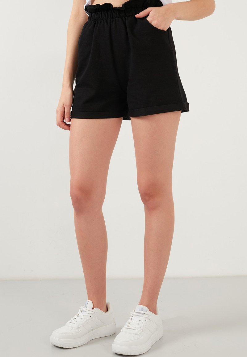 LELA SLIM FIT - Shorts - Black