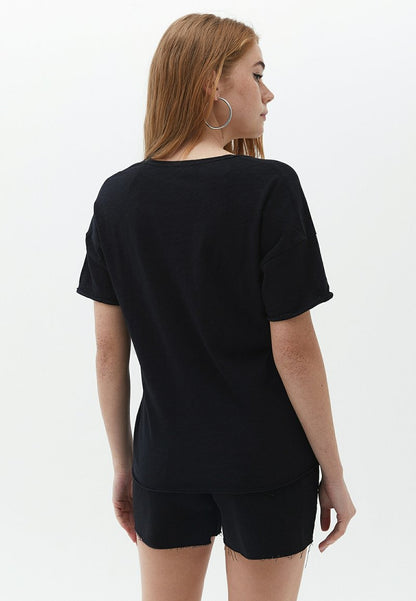  MIT ROLLSÄUMEN - T-Shirt Basic - Black