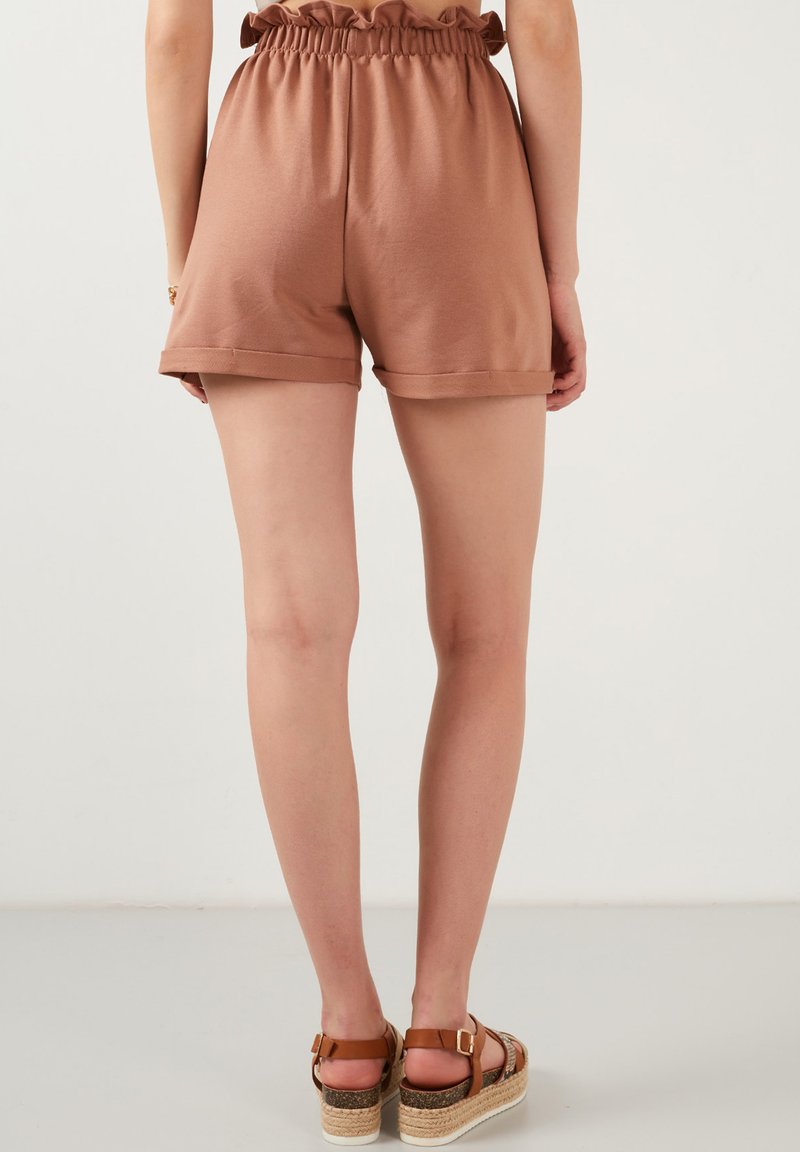 LELA SLIM FIT - Shorts - Biscuit Color